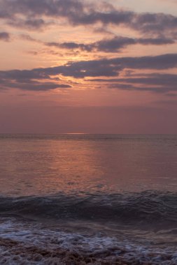 Cabo ledo plajda Angola güzel gün batımı. Dalgalar ile. Dramatik