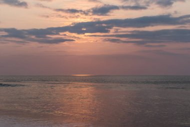 Cabo ledo plajda Angola güzel gün batımı. Dalgalar ile. Dramatik