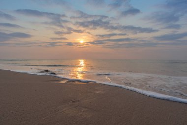 Cabo ledo plajda Angola güzel gün batımı. Dalgalar ile. Dramatik