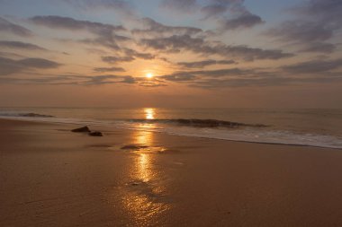 Cabo ledo plajda Angola güzel gün batımı. Dalgalar ile. Dramatik