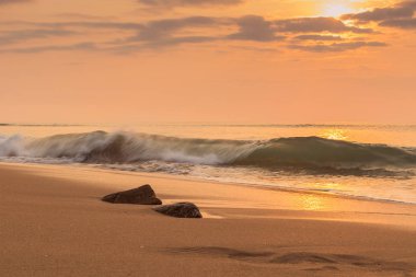 Cabo ledo plajda Angola güzel gün batımı. Dalgalar ile. Dramatik