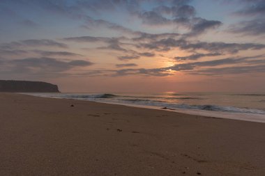 Cabo ledo plajda Angola güzel gün batımı. Dalgalar ile. Dramatik