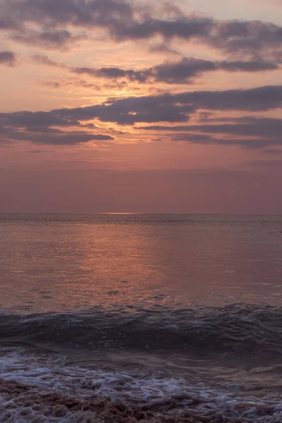 Cabo ledo plajda Angola güzel gün batımı. Dalgalar ile. Dramatik