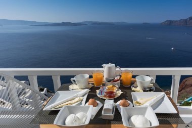 Santorini'de, Oia, Yunanistan otel verandada Kahvaltı.