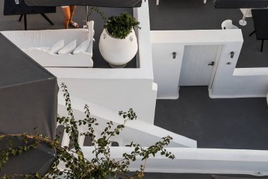 Santorini, oia balkon yukarıda görüntüleyin. Kadın ayakları