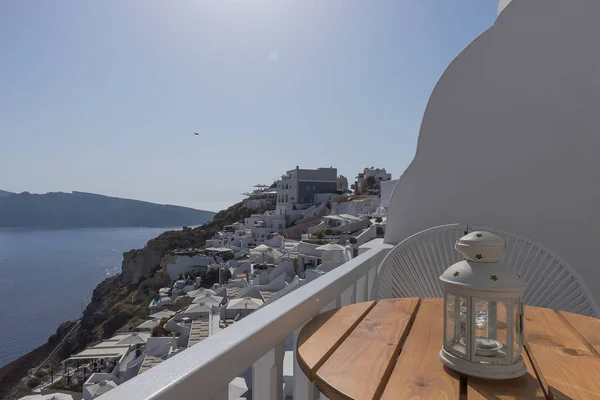 Balcony with table and candle, overlooking oia, santorini, greec — Stock Photo, Image