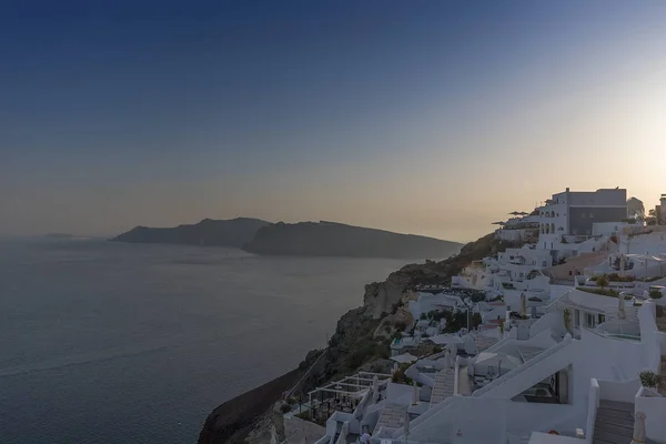 Vista a oia, santorini, griego al atardecer . —  Fotos de Stock