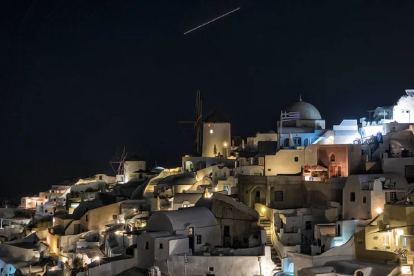 Vista de Oia, Santorini, por la noche . —  Fotos de Stock