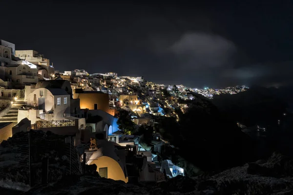 Vista de Oia, Santorini, por la noche . —  Fotos de Stock