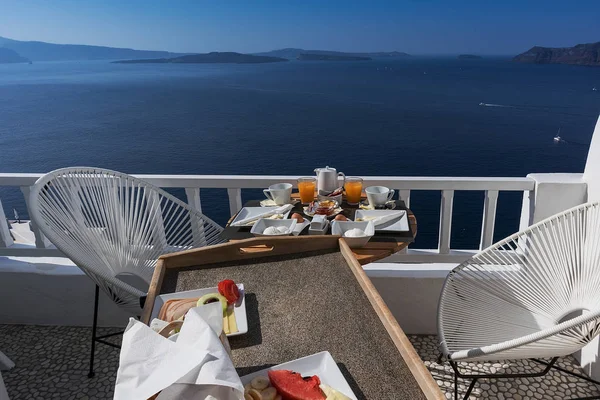 Santorini'de, Oia, Yunanistan otel verandada Kahvaltı.