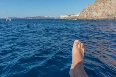 Adam ayak deniz manzaralı.