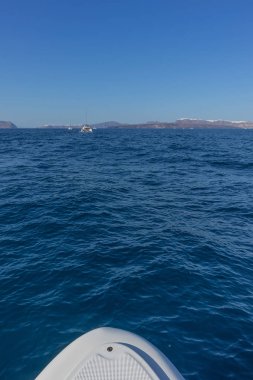 caldera Santorini'de yelken tekne