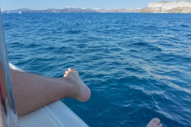 Adam ayak deniz manzaralı.