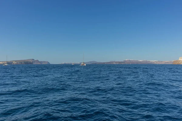 Barcos para navegar en la caldera santorini — Foto de Stock