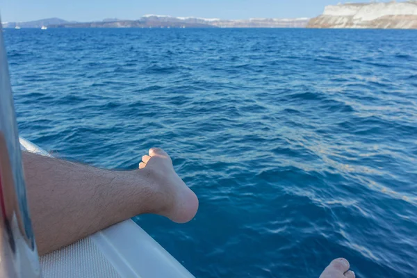 Adam ayak deniz manzaralı.