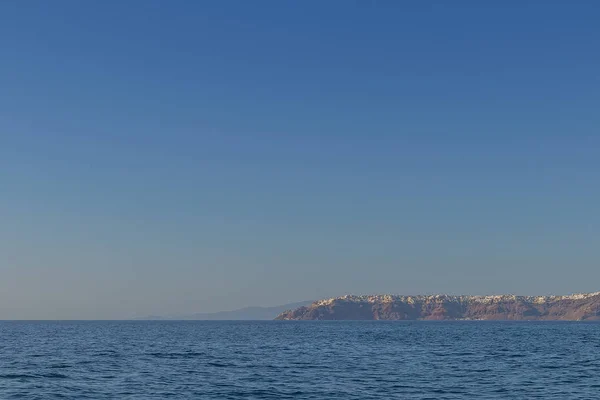 Capital de Santorini, Thira vista desde el mar . — Foto de Stock