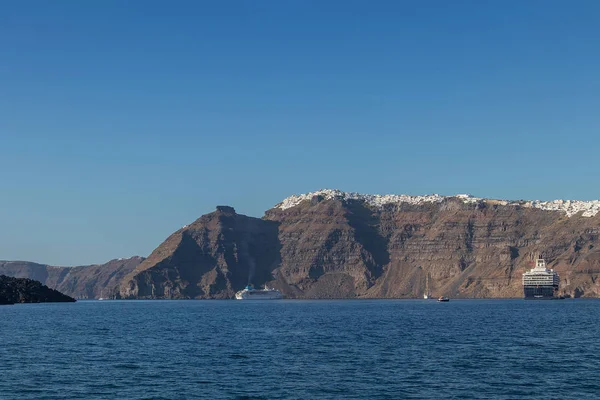 Santorini, denizden görülen Thira başkenti.