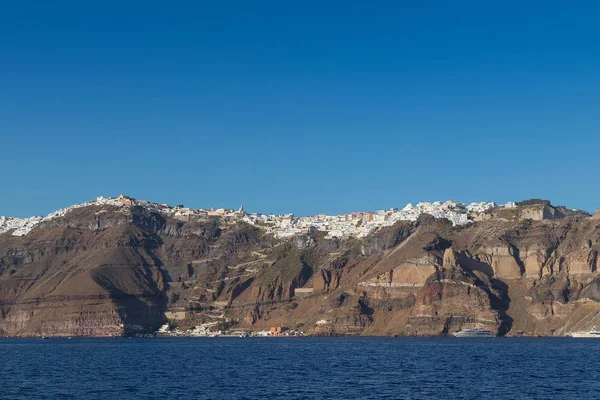 Panorámica de fira, santorini vista del mar con cruceros . — Foto de Stock
