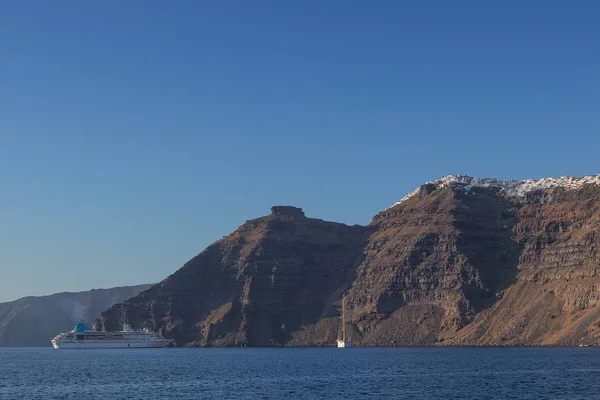 Panorámica de fira, santorini vista del mar con cruceros . — Foto de Stock