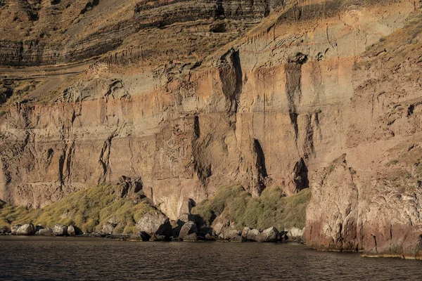 Cliff van fira, uitzicht op de zee. Santorini Griekenland. — Stockfoto