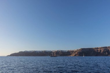 oia kasaba Yelkenli ile denize görülen günbatımı.