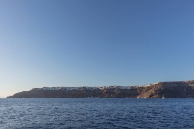 oia kasaba Yelkenli ile denize görülen günbatımı.