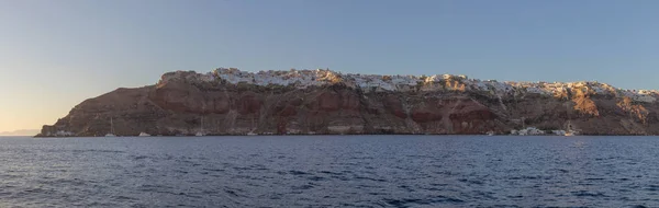 Οία, Ελλάδα-Σαντορίνη, θέα από τη θάλασσα με πανοραμική θέα — Φωτογραφία Αρχείου