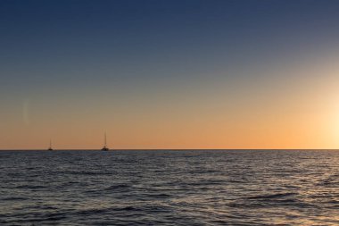 Santorini Island view denizden. iki Katamaran ile.