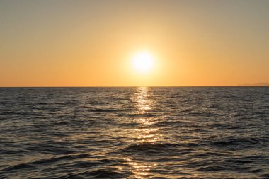 Güzel gün batımı denizden gördün. Santorini, Yunanistan.