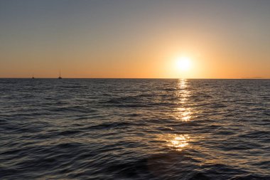 Güzel gün batımı denizden gördün. İki Katamaran ile Santorini