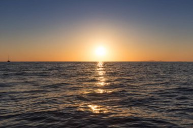 Güzel gün batımı denizden gördün. İki Katamaran ile Santorini