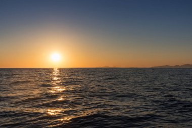 Güzel gün batımı denizden gördün. Santorini, Yunanistan.
