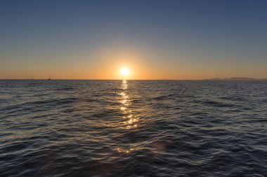 Güzel gün batımı denizden gördün. İki Katamaran ile Santorini