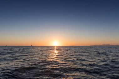 Güzel gün batımı denizden gördün. İki Katamaran ile Santorini