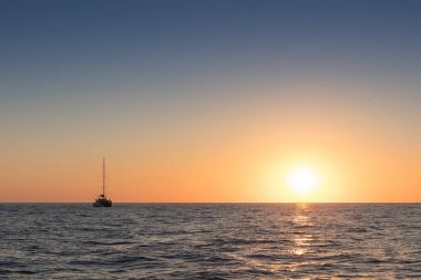 Güzel gün batımı denizden gördün. Bir katamaran ile Santorini