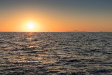Güzel gün batımı denizden gördün. Santorini, Yunanistan.