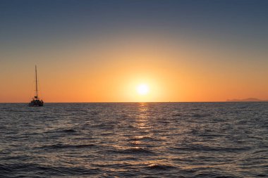 Güzel gün batımı denizden gördün. Bir katamaran ile Santorini