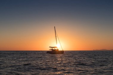 Silho ile denizden görülen Oia, Santorini, içinde güzel gün batımı