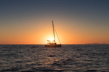 Silho ile denizden görülen Oia, Santorini, içinde güzel gün batımı