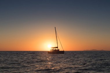 Silho ile denizden görülen Oia, Santorini, içinde güzel gün batımı