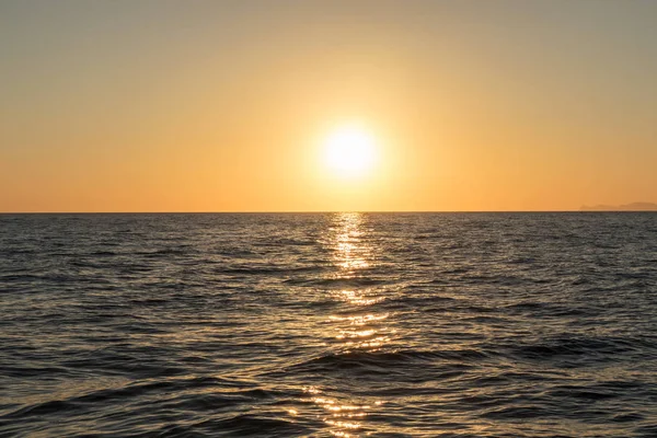 Güzel gün batımı denizden gördün. Santorini, Yunanistan.