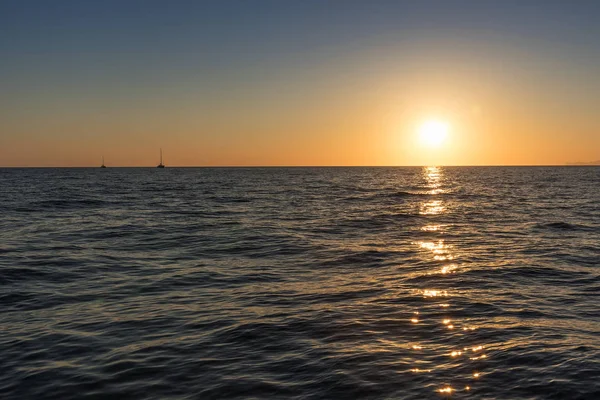Güzel gün batımı denizden gördün. İki Katamaran ile Santorini