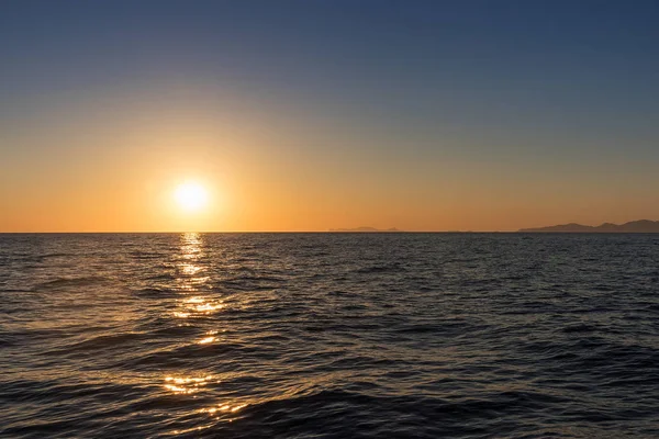 Güzel gün batımı denizden gördün. Santorini, Yunanistan.
