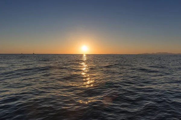 Güzel gün batımı denizden gördün. İki Katamaran ile Santorini