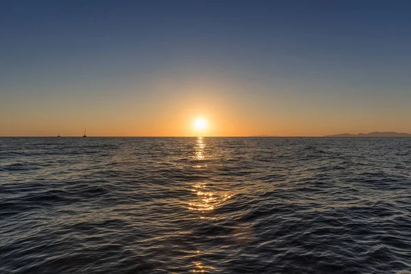 Güzel gün batımı denizden gördün. İki Katamaran ile Santorini