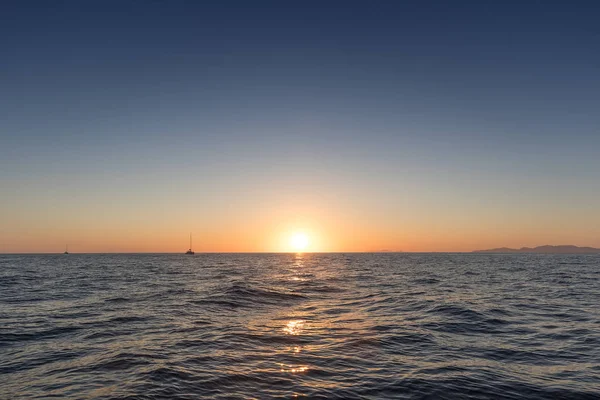 Güzel gün batımı denizden gördün. İki Katamaran ile Santorini