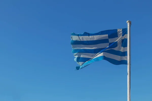 Griekse vlag met blauwe lucht. — Stockfoto