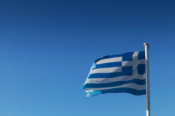 Греческий флаг с голубым небом . — стоковое фото