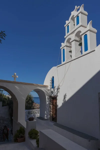 Grecki Kościół na wzgórzu Kamari. Santorini. Grecja. — Zdjęcie stockowe