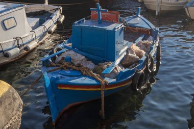 Yunan balıkçı teknesi Fira bağlantı noktası olarak. Yunanistan, Santorini.
